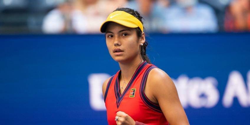 球星突破防线送出关键助攻